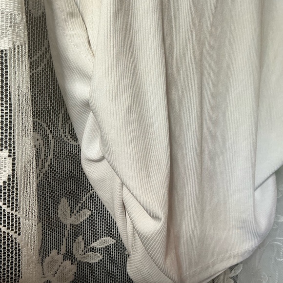 White Sleeveless Women's Top size e medium - Picture 2 of 2